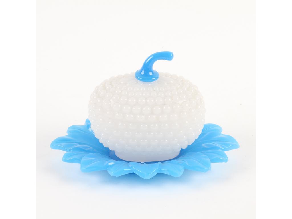Boîte oblongue en opaline blanche moulée à décor perlé à l'imitation d'un fruit. Fretel et coupelle en opaline bleue. (Infimes défauts aux rebords du couvercle, éclats épars sous la coupelle). Longueur coupelle : 23 cm.