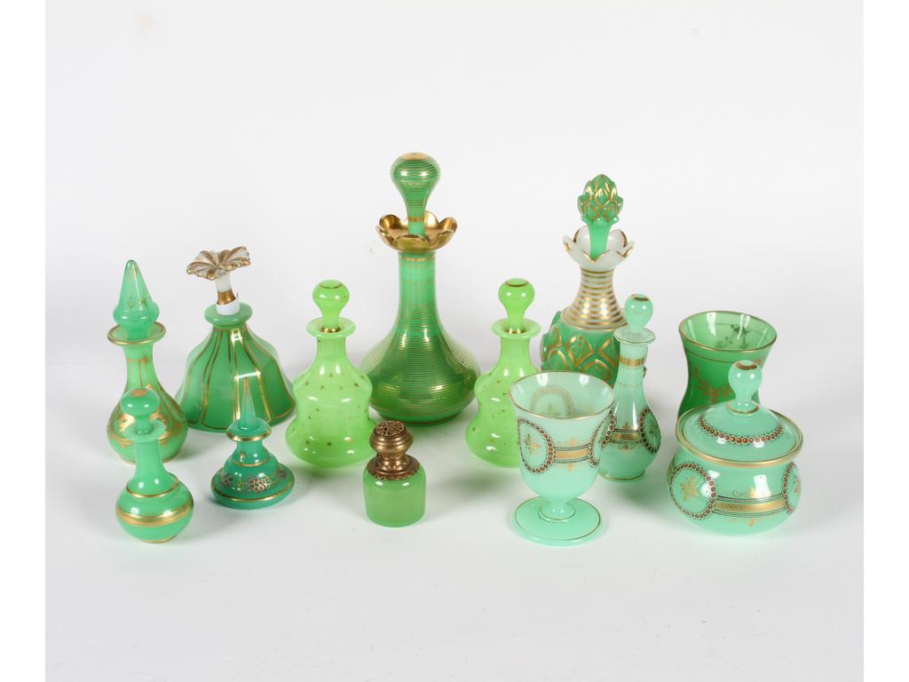 Ensemble de flacons, gobelets et un sucrier en opaline verte et dorée. En tout : 13 objets. (Quelques accidents).