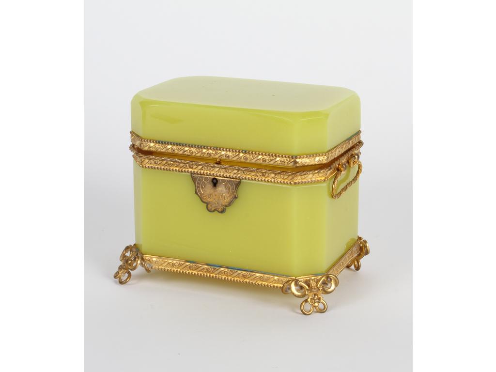 Coffret de forme octogonale en opaline jaune sur une monture en laiton et tôle dorée. (Bon état général, infimes traces de vert de gris, sans la clé). Hauteur : 12.5 cm.