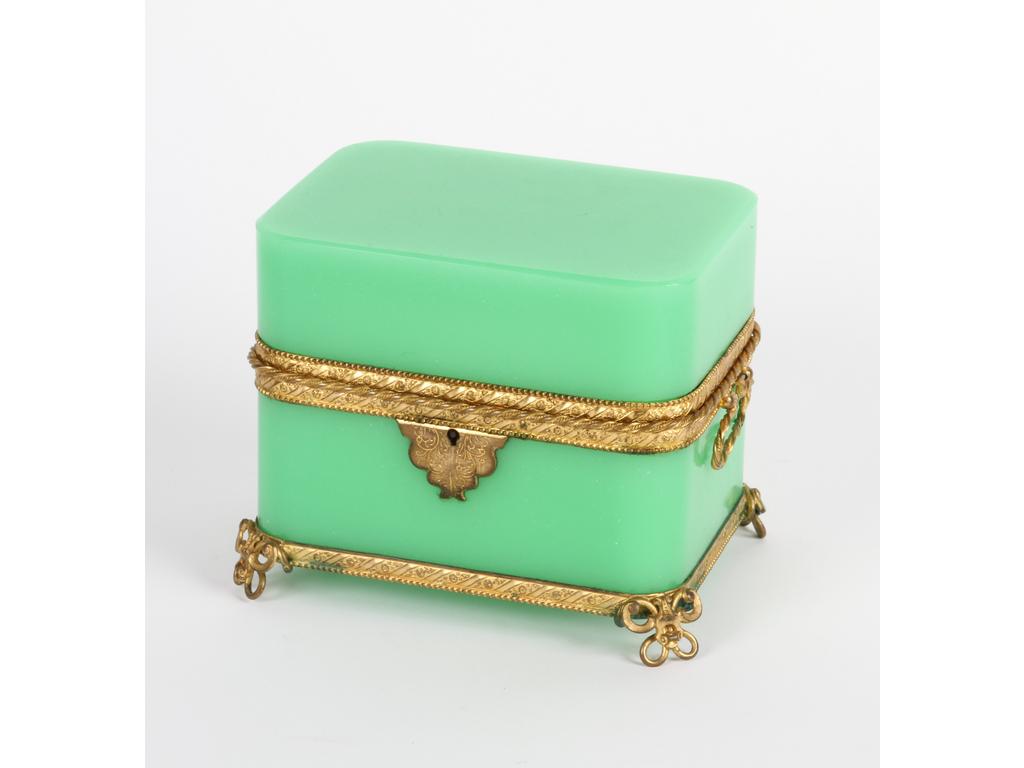Coffret de forme rectangulaire à bord arrondis en opaline verte sur une monture en laiton et tôle dorée. (Bon état général, infimes traces de vert de gris et sans clé). Hauteur : 13 cm.