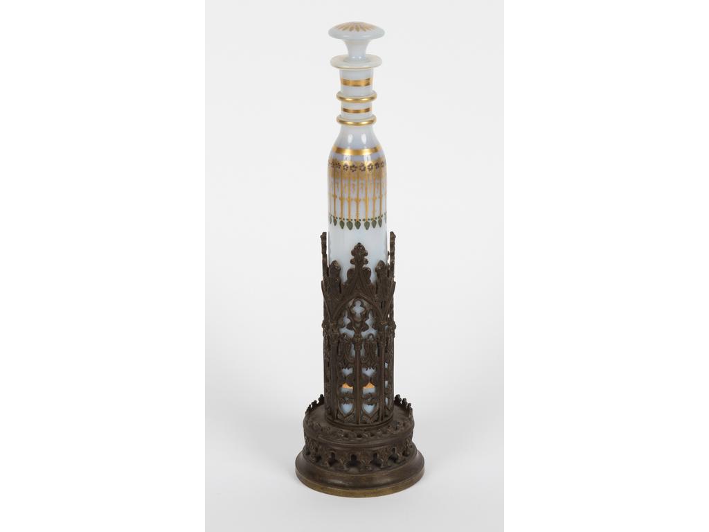 Long flacon en opaline 