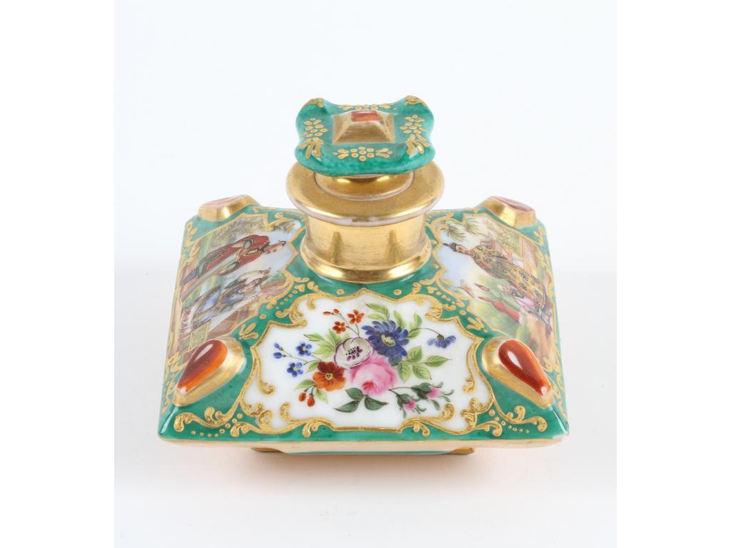 Flacon de forme carré en porcelaine blanche richement peint de deux scènes de chinoiseries sur fond vert, peau de pêche et dorures. (deux angles avec éclats). Côtés : 10.5 x 10.5 cm. Hauteur : 8 cm.