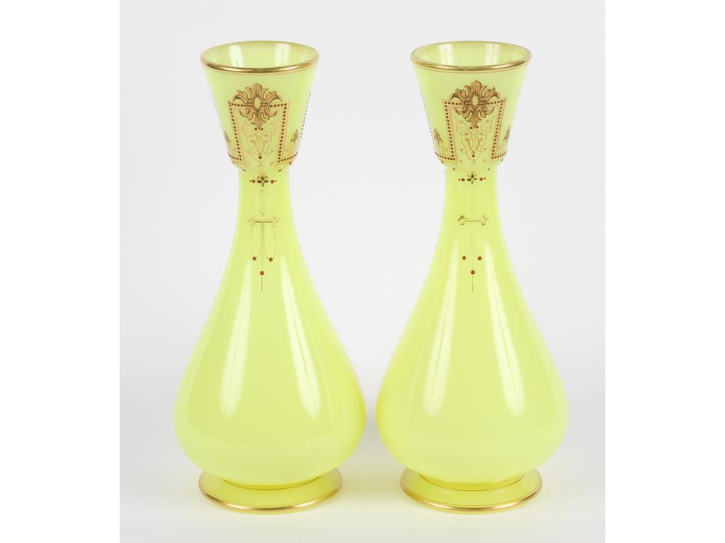 Paire de vases piriformes en opaline jaune. Les cols à décor émaillé et doré. Hauteur : 34 cm. (Bon état général, usures à la dorure et décor émaillé en partie effacé)