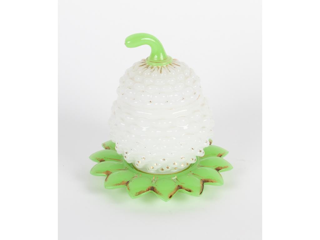 Boîte en opaline blanche moulé à décor perlé à l'imitation d'un fruit. Le fretel et la coupelle en opaline verte rehaussés de dorure. (Usures à la dorure). (Bon état général, deux défauts de cuisson sous la coupelle). Hauteur : 15 cm.