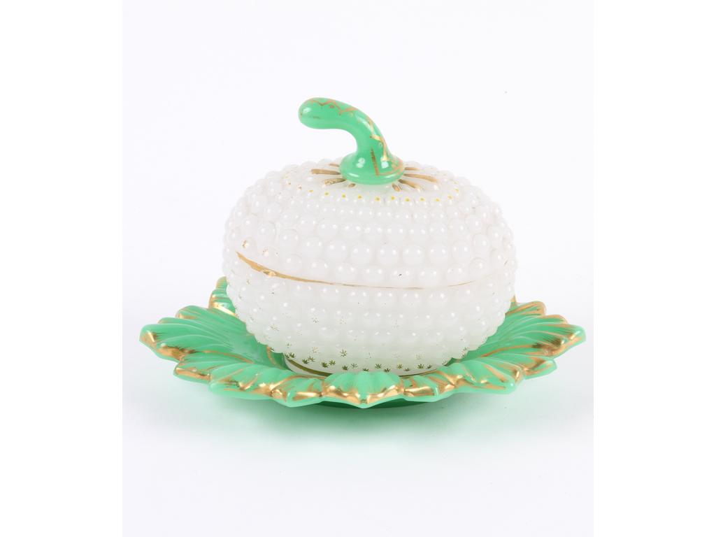 Boîte oblongue en opaline blanche moulée et rehauts dorés à décor perlé à l'imitation d'un fruit. Fretel et coupelle en opaline verte. (Usures importantes de dorure). Longueur coupelle : 20 cm.