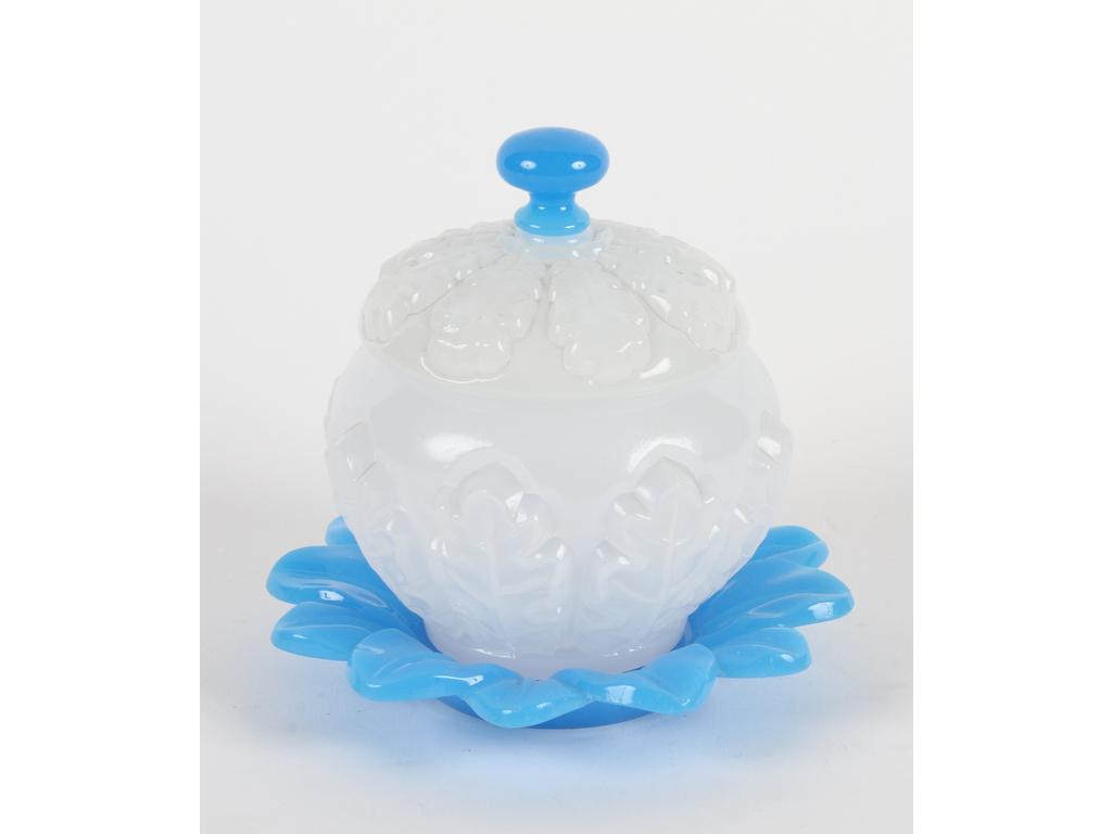 Compotier en opaline blanche moulée à décor en relief de feuilles de chêne. Le fretel et la coupelle en opaline bleue. Bon état. Hauteur : 14 cm.