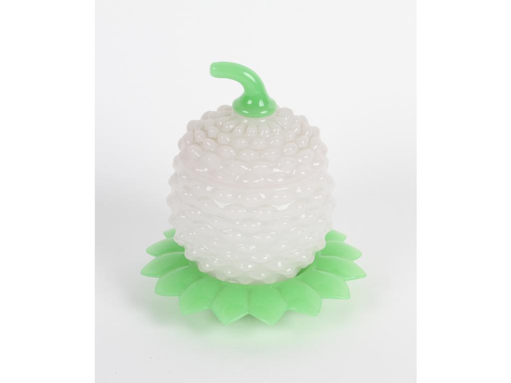 Boîte en opaline blanche moulée à décor perlé à l'imitation d'un fruit. Le fretel et la coupelle en opaline verte. Bon état. Hauteur : 17 cm.