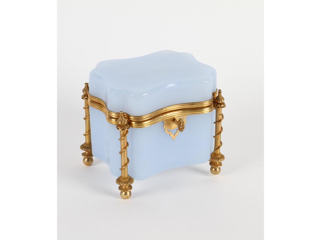 Coffret de forme polylobée en opaline 