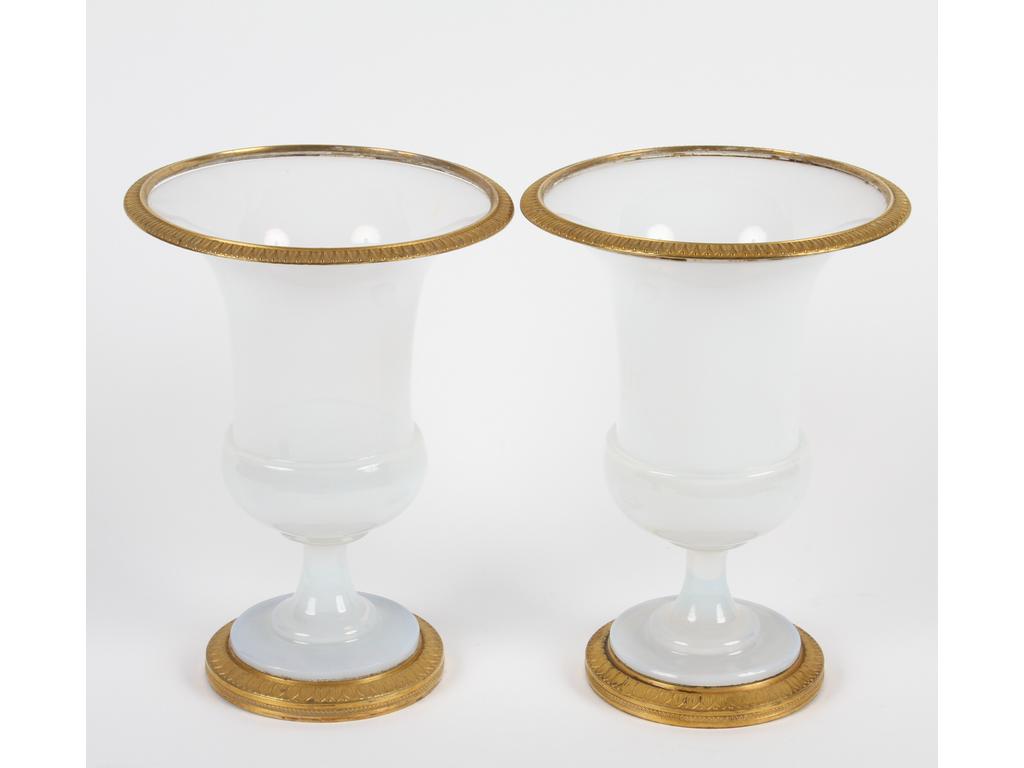 Paire de vases Médicis en opaline 