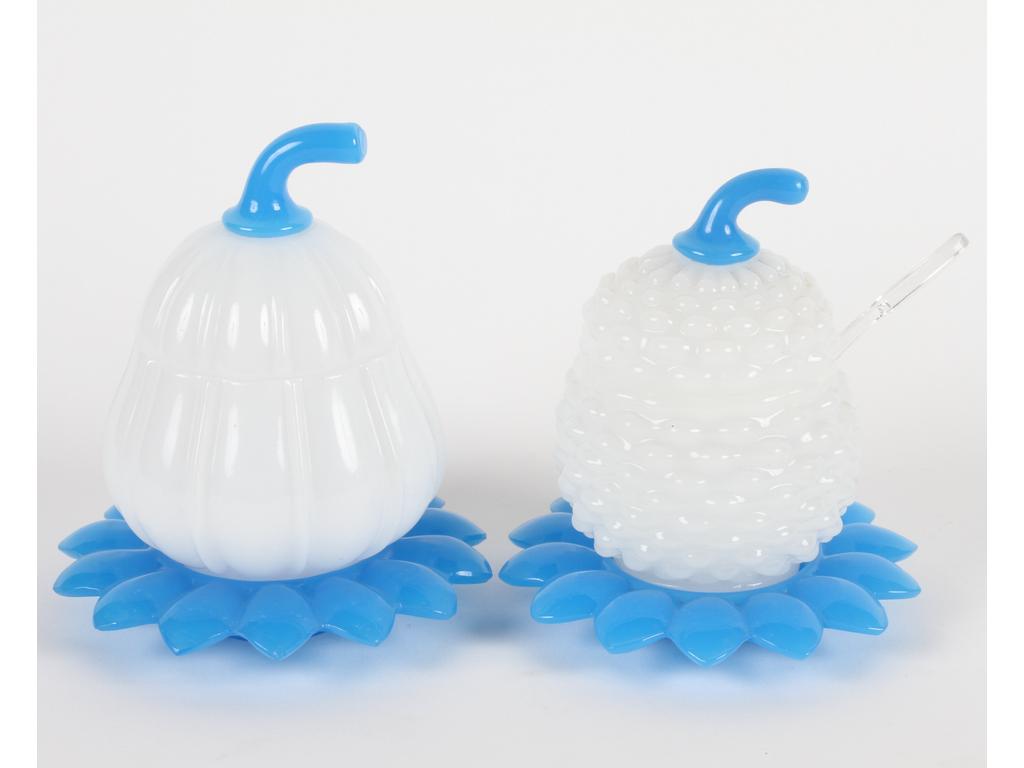 Deux boîtes dont un sucrier en opaline moulée blanche à l'imitation de fruits. Les coupelles et les fretels en opaline bleue. Hauteurs : 15 et 17 cm
