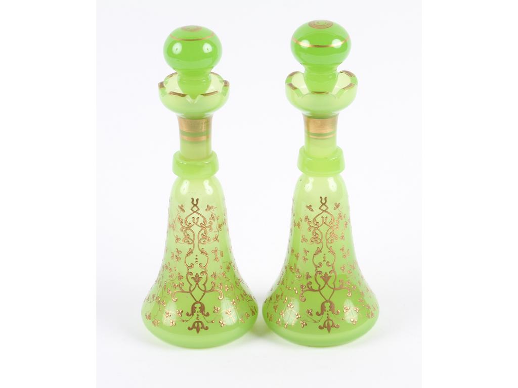 Paire de flacons en opaline verte, à décor doré et peint de rinceaux et brindilles fleuries. (Bon état général). Hauteur : 253 cm.
