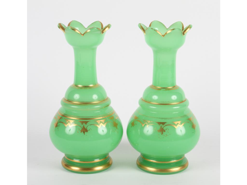 Paire de vases à collerettes en opaline verte et réhauts dorés. Hauteur : 21 cm. (Bon état, usures à la dorure)