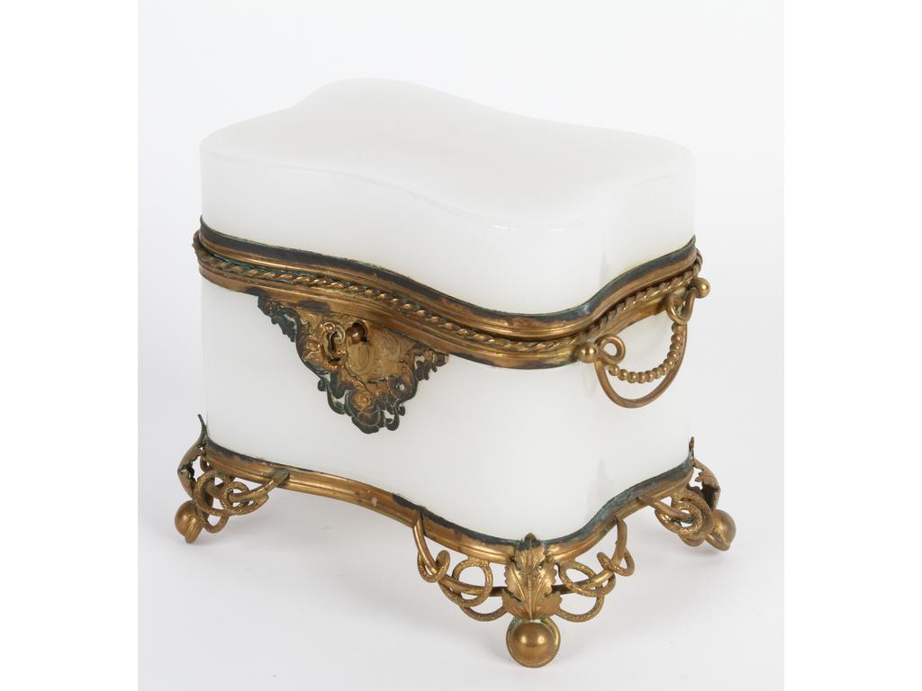 Coffret à senteurs en opaline blanche de forme polylobée sur une monture en laiton et tôle (traces de vert de gris, avec clé). Hauteur : 12 cm.