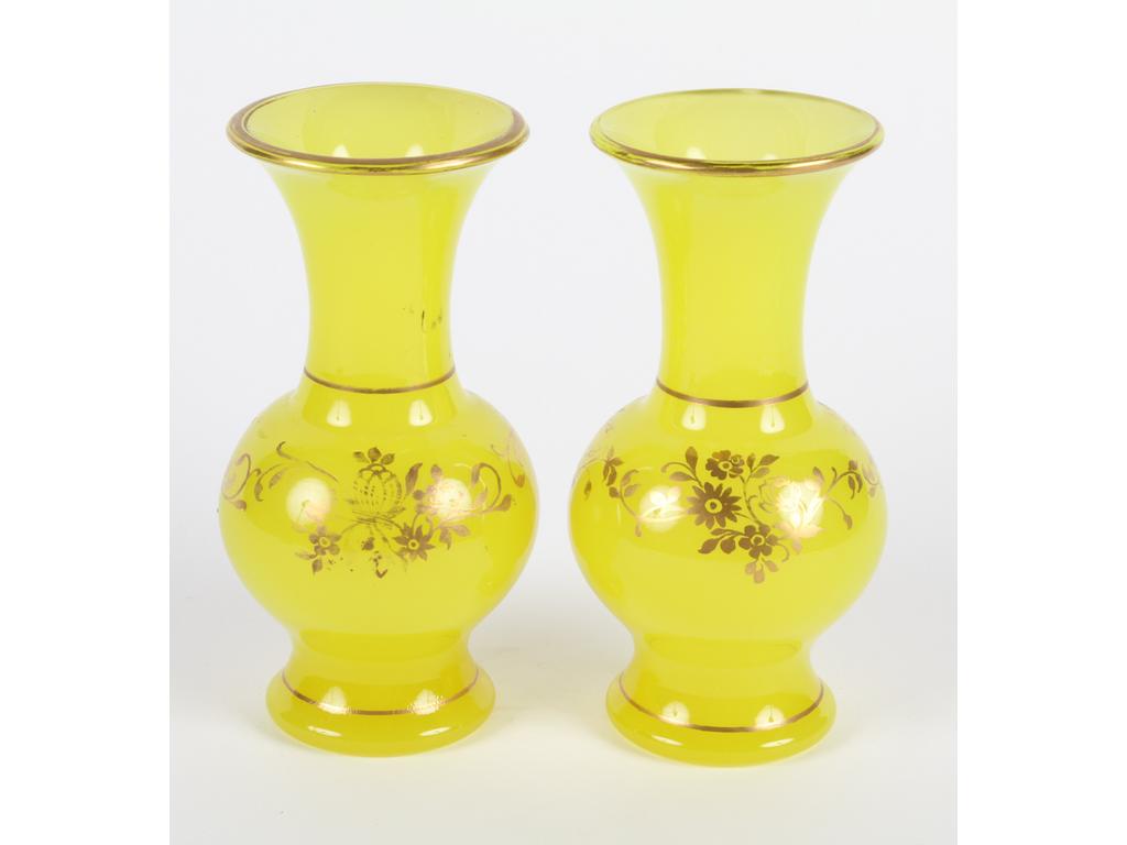 Paire de petits vases en opaline jaune à décor peint de fleurs et liserés dorés. (Usures et manques de dorure). Hauteur : 16 cm.