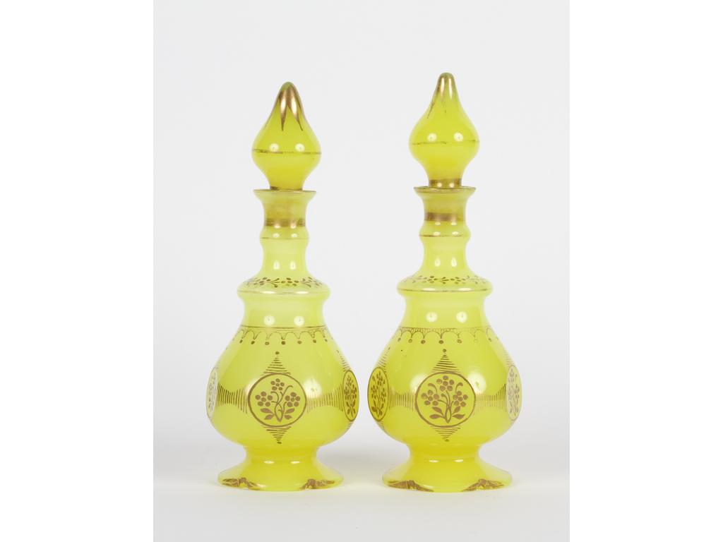 Paire de flacons en opaline jaune à décor doré (usures à la dorure). Bon état général. Hauteur : 22 cm.