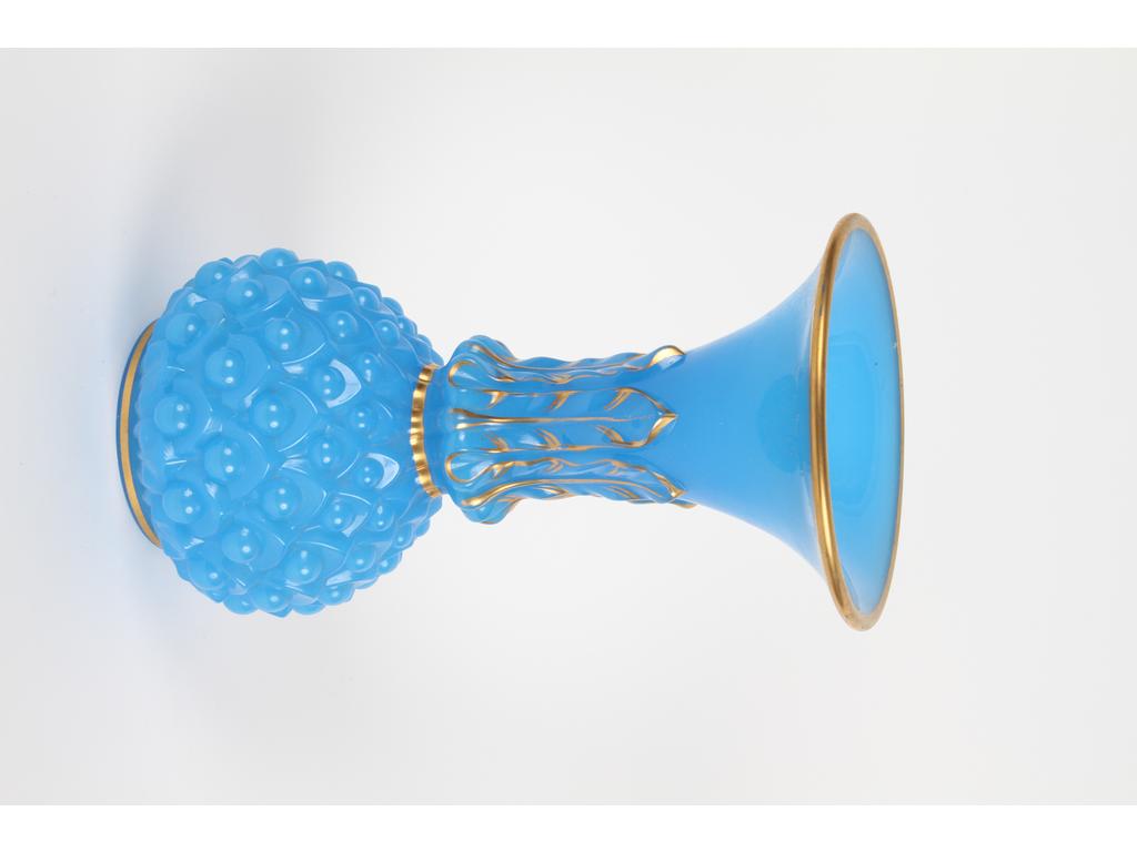 Vase à col évasé en opaline bleue moulée. Le corps à l'imitation d'un ananas. Le col feuillagé et doré. Bon état. Hauteur : 30 cm.