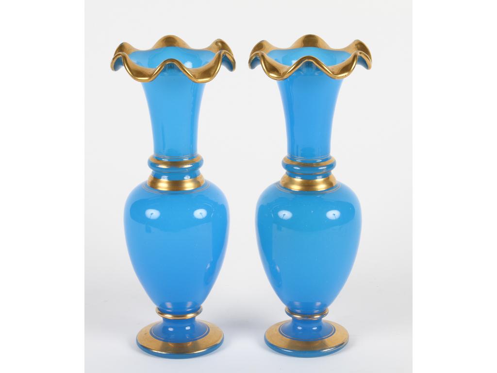 Paire de vases balustres à collerettes en opaline bleue et liserés dorés. Hauteur : 23 cm. (Bon état, infimes usures à la dorure)