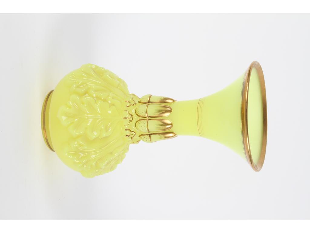 Vase balustre en opaline jaune moulée à décor de feuilles de chêne et glands, en relief. Réhauts dorés. Hauteur : 24 cm. (Bon état)