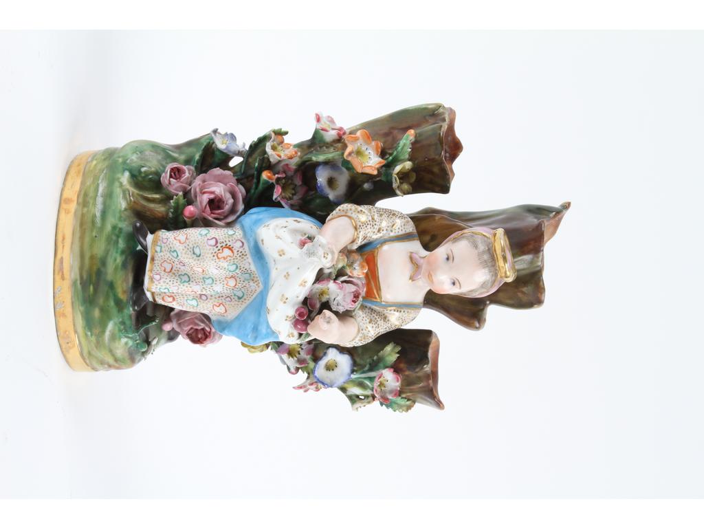 PARIS, Jacob PETIT : Petit vase à trois cols en porcelaine peinte orné en relief d'une femme portant des fleurs (accident au tablier), marqué J.P. Hauteur : 17 cm.