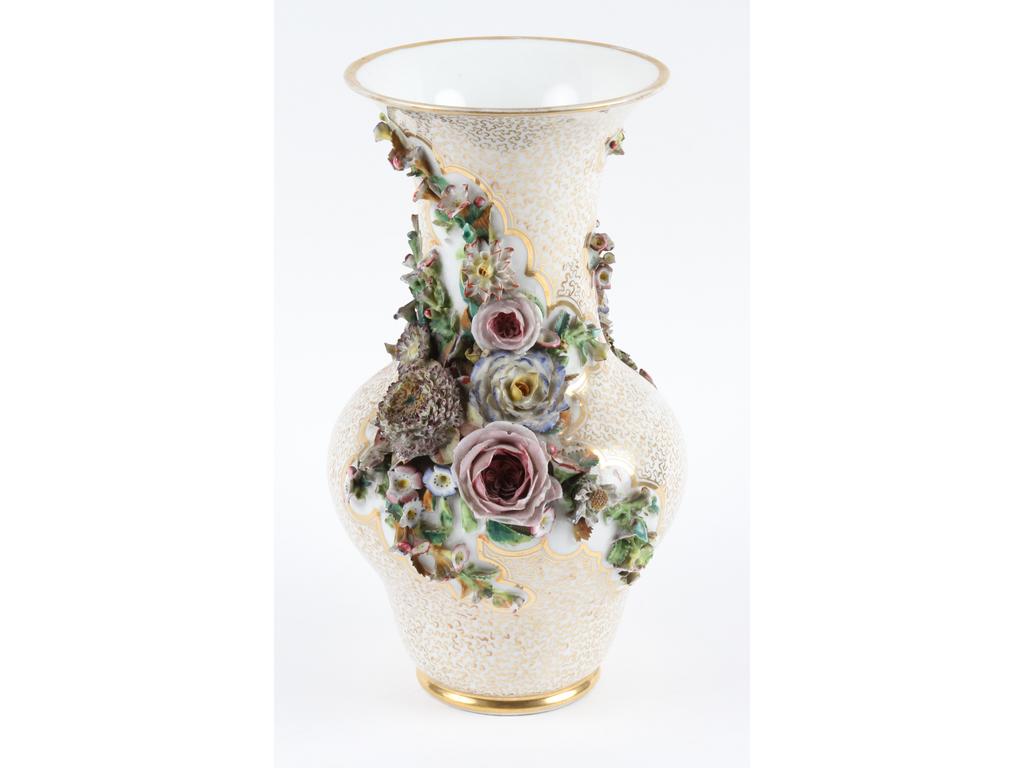 PARIS, Jacob PETIT : Vase balustre en porcelaine blanche à décor en relief de deux compositions florales sur un fond vermiculé et doré. Marqué J.P. (Bon état général, quelques accidents aux fleurs et une partie dédorée). Hauteur : 30 cm.