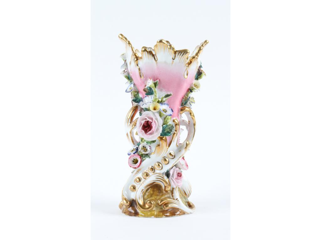 PARIS, Jacob PETIT : Petit vase en porcelaine richement peint et doré à décor de fleurs en relief. Marqué J.P. (Bon état général, quelques éclats aux fleurs). Hauteur : 18 cm.