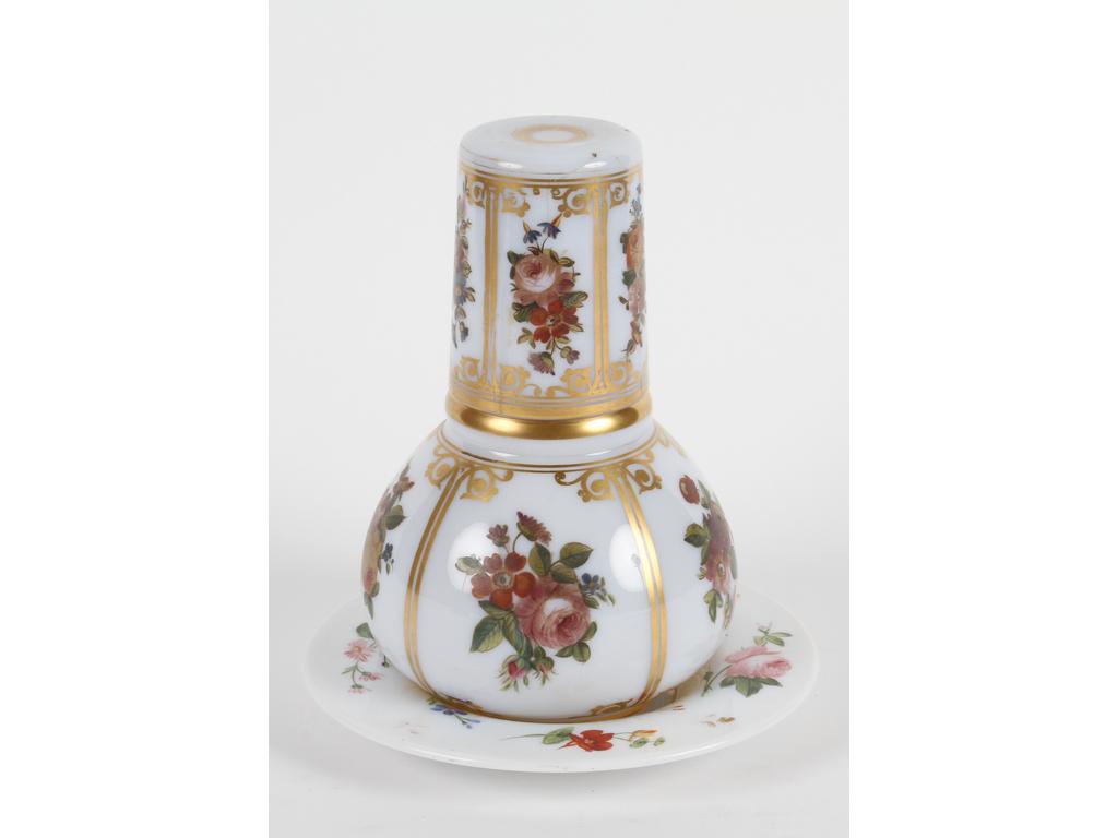 Verre de nuit en opaline blanche à décor peint de fleurs et doré, comprenant : Un flacon, un gobelet (cassé/recollé), et une coupelle (probablement rapportée). Hauteur : 20 cm.