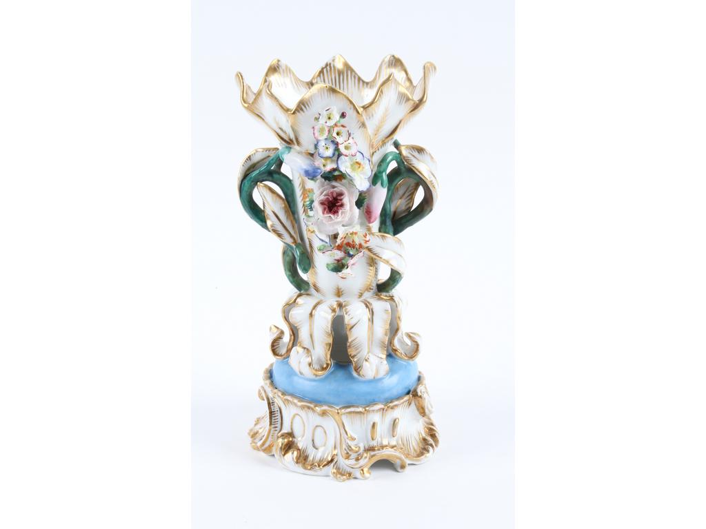 PARIS, Jacob PETIT : Vase corolle en porcelaine blanche rehaussée de dorure à décor en relief de feuillages et de deux bouquets de fleurs en relief. (Infimes éclat au socle, petits accidents aux fleurs). Marqué J.P. Hauteur : 24 cm.