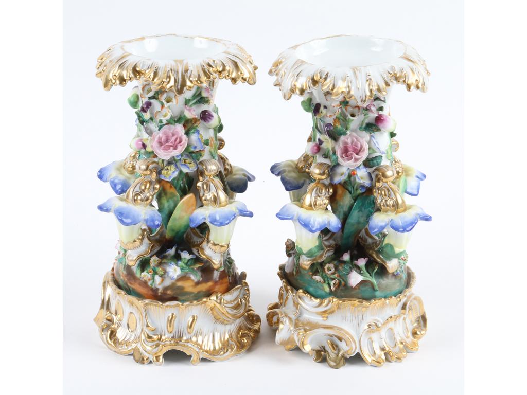 PARIS, Jacob PETIT : Paire de vases en porcelaine blanche à riche décor peint et doré, ornés de fleurs en relief (une fleur restaurée sur chaque vase). Marqués J.P sur les deux. (Une petite restauration sur un socle). Hauteur : 22 cm.