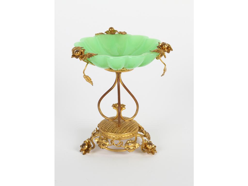 Petite coupelle en opaline verte côtelée sur une monture et un pied en laiton et tôle dorée. Bon état. Hauteur : 12 cm.