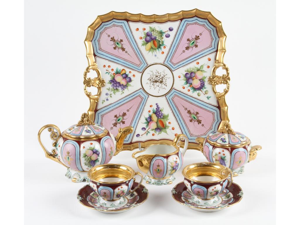 PARIS, Jacob PETIT : Joli service tête à tête en porcelaine blanche très richement peint dans des réserves de fruits. L'ensemble rehaussé de dorure. Il comprend : une théière, un sucrier, un pot à lait, deux tasses (dont une avec anse recollée), deux sous-tasses, le tout présenté sur un plateau. Toutes les pièces à l'exception d'une tasse, sont signées J.P. Bon état général. Dim plateau : 33 x 32 cm.