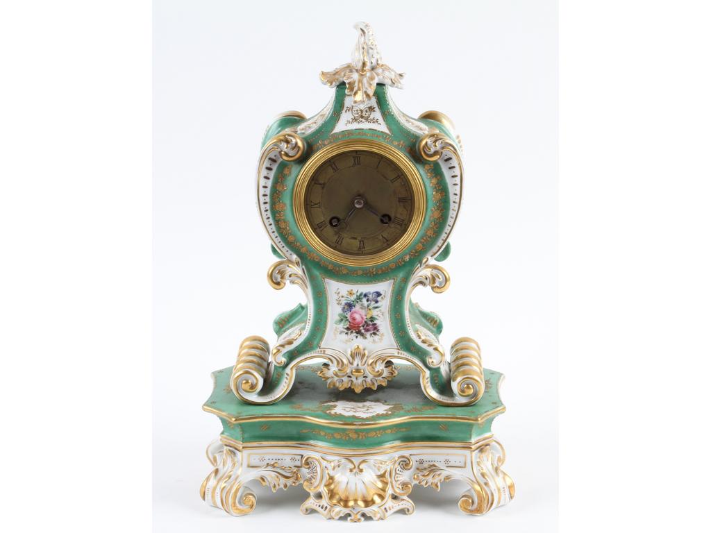 PARIS, Jacob PETIT : Pendule en porcelaine blanche et dorée sur fond vert à décor peint de bouquets. Marquée JP. Hauteur : 37 cm. (Sans le balancier, à réviser).