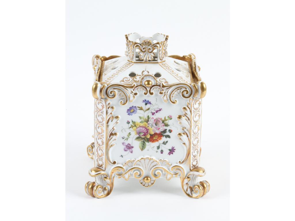 PARIS, Jacob PETIT : Pot pourri en porcelaine blanche à décor peint et doré de bouquets de fleurs. Marqué J.P. (Un fêle en étoile sous le socle, un grand fêle de cuisson à l'intérieur, un choc et un éclat au fretel). Hauteur : 21 cm.