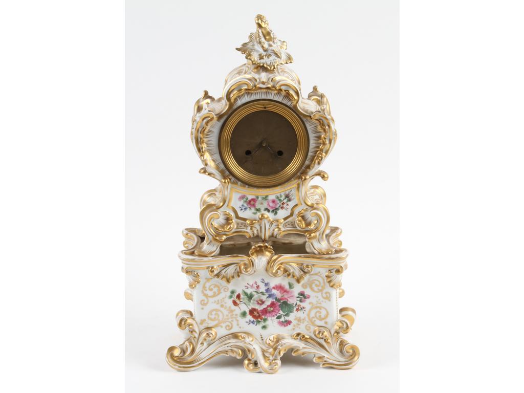 PARIS, Jacob PETIT : Pendule en porcelaine blanche et dorée à décor peint de bouquets de fleurs. Balancier à fil, cadran signé à l'arrière 