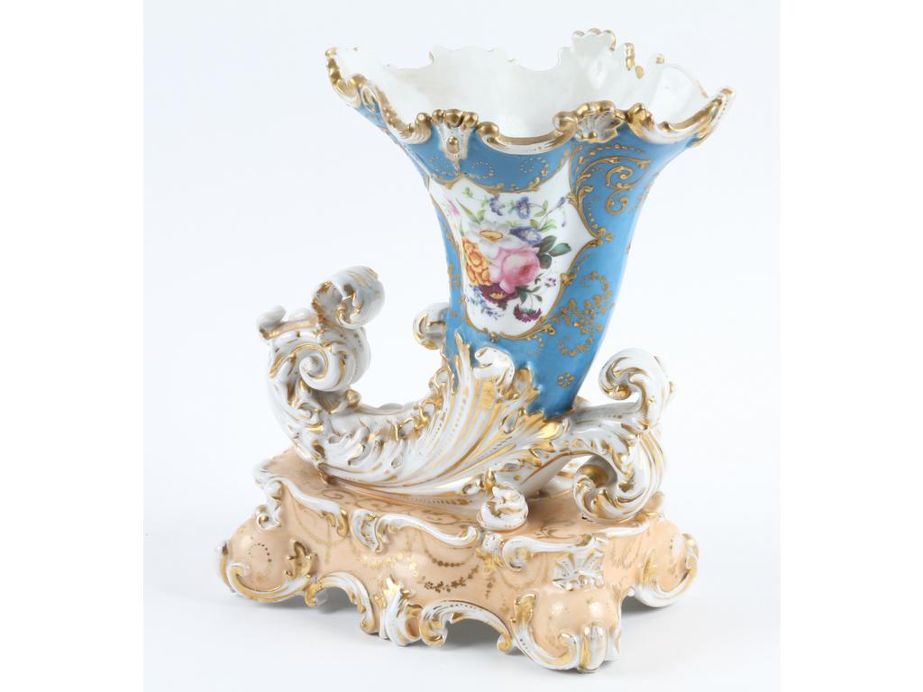 PARIS, Jacob PETIT : Vase en porcelaine blanche en forme de corne d'abondance à décor peint et doré de fleurs sur fond bleu-turquoise. Le socle couleur peau de pêche. Marqué 