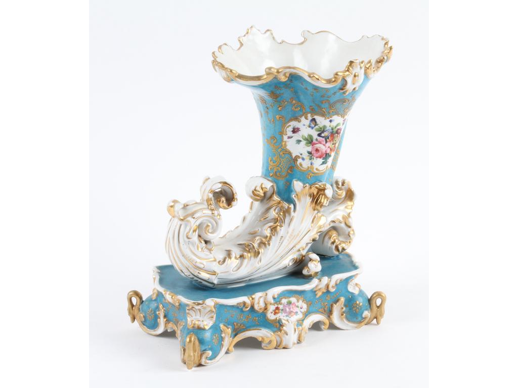 PARIS, Jacob PETIT : Vase en porcelaine blanche en forme de corne d'abondance, à décor peint et doré de fleurs sur fond bleu-turquoise. Marqué 