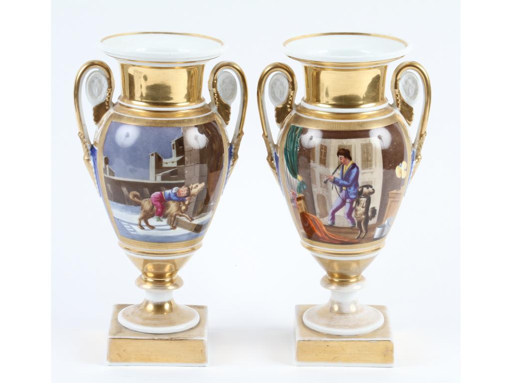 PARIS : Paire de vases balustres en porcelaine blanche entièrement dorés et peint de deux scènes illustrées. Epoque Restauration. (Dorure usée principalement sur les socles). Hauteur : 28 cm.