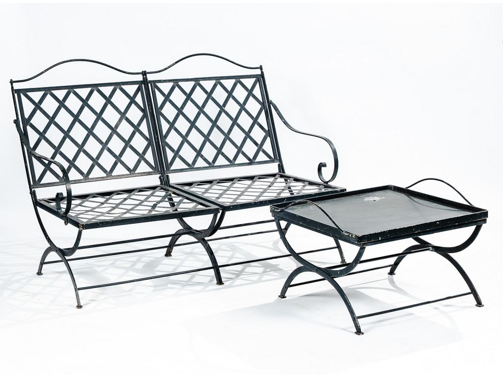 Hervé BAUME : Lot de mobilier de jardin en fer forgé laqué noir comprenant : Paire de fauteuils, deux tables d'appoint et une banquette. (usures, oxydation et sauts de peinture)
