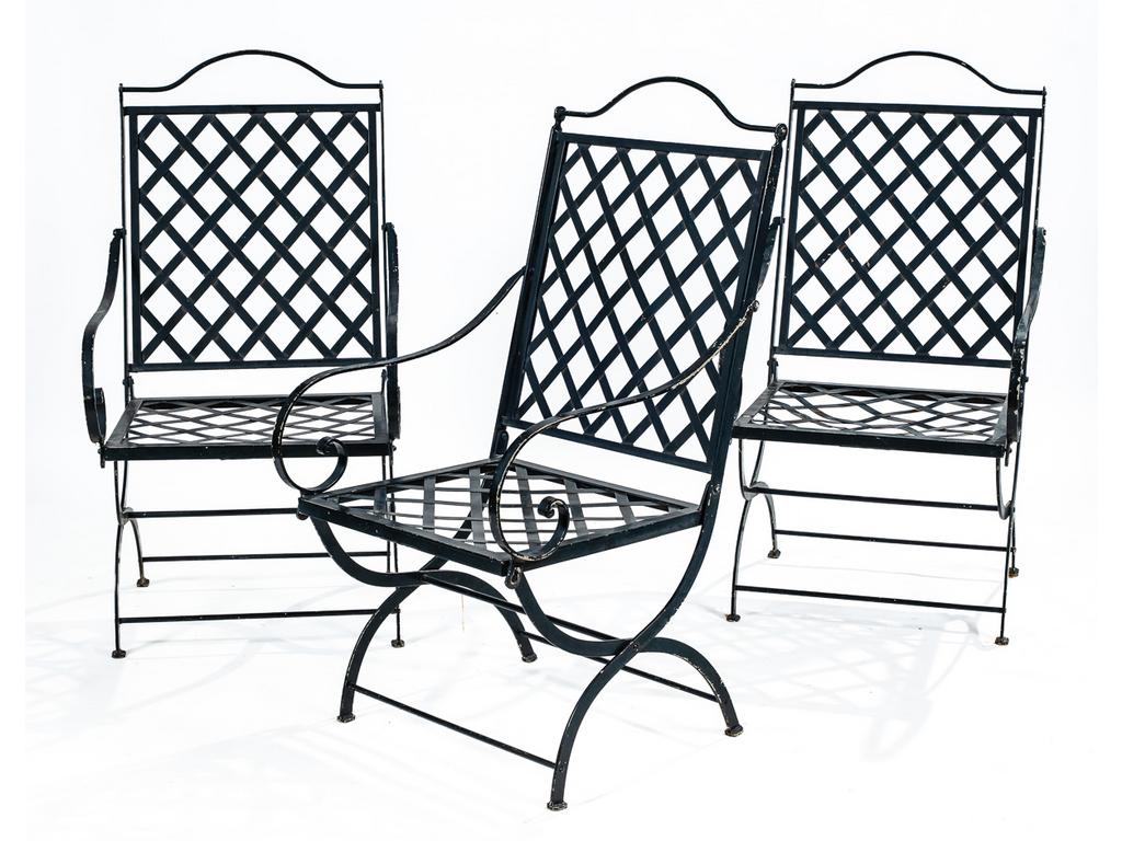 Hervé BAUME : Suite de trois fauteuils de jardin en fer forgé laqué noir (usures)