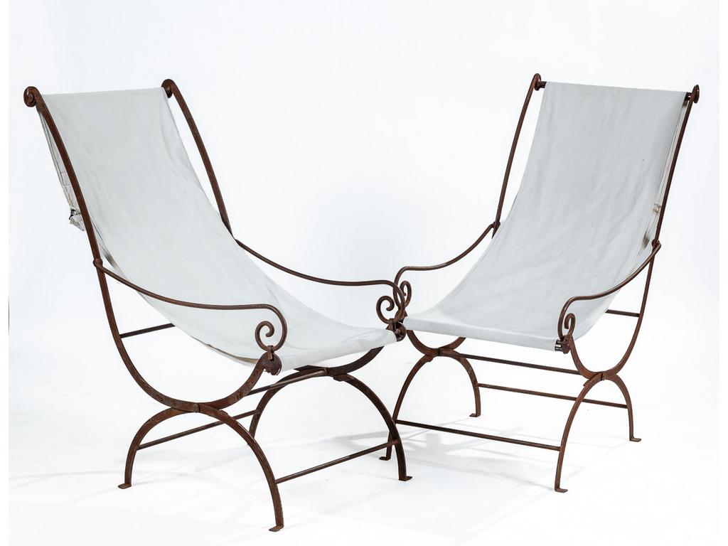 Paire de chaises longues en fer (rouillé)  pliantes. Toile écrue (tâches d'humidité).