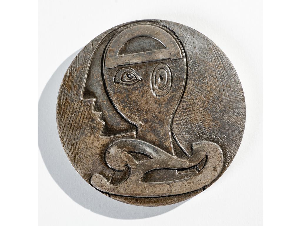 Médaille de table en bronze argenté éditée par la Banque corporative du bâtiment et des travaux publics. Modèle créer par Roger BEZOMBES. (Usures). Diamètre : 8.5 cm.