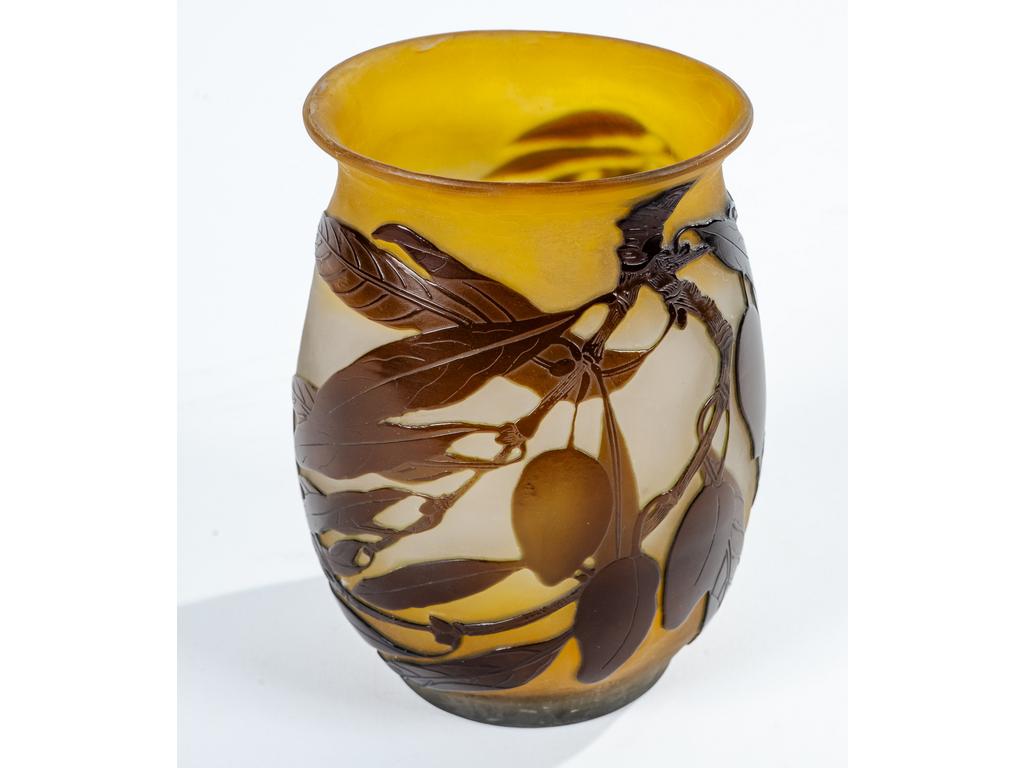 Etablissement GALLE : Vase en verre doublé jaune et marron à décor végétal. Signé. Bon état. Hauteur : 12.5 cm.