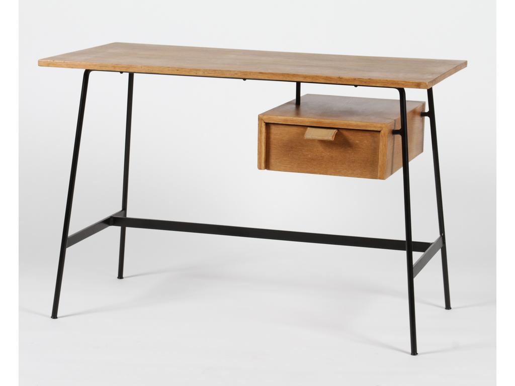 Pierre PAULIN : Rare bureau modèle CM 178. Plateau et tiroir en chêne clair sur une structure en métal laquée noir. Dim : 74 x 110 x 55 cm. Edition années 50. (Métal relaqué, poignée d'origine en cuir remplacée sur le tiroir).