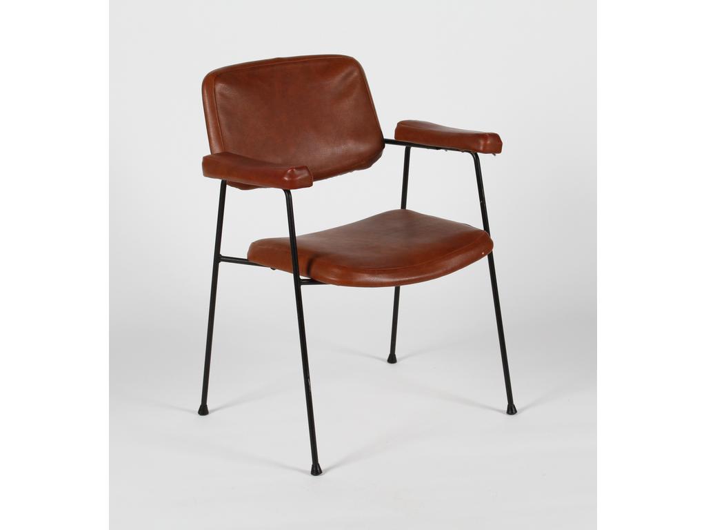 Pierre PAULIN, Editeur THONET : Fauteuil CM 197, en mousse et skaï fauve, piètement structure tubulaire en métal noir. Modèle crée en 1958. Edition ancienne.