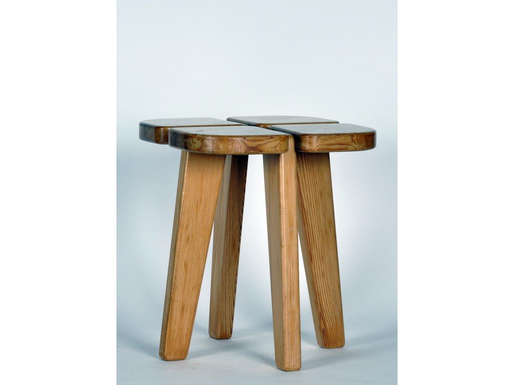 Lisa JOHANSSON-PAPE  (1907-1989) : Tabouret de sauna en pin, assise type trèfle à quatre feuilles reposant sur quatre pieds. Modèle Apila «fyrklöver » Edité par Snickerfabrik pour Stockmann. Années 1970. Finlande. Hauteur : 40 cm. Assise : 35 x 35 cm.