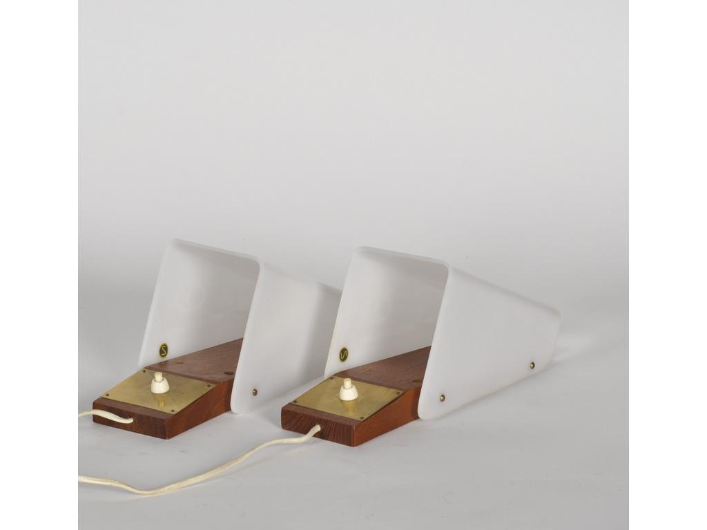 Hans Agne JAKOBSSON (1919-2009), MARKARYD Editeur : Paire d'appliques modèle V.199 en bois, laiton et plastique blanc thermoformé. Hauteur : 28 cm.