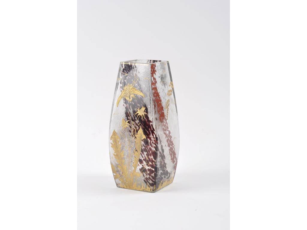 Vase en cristal à section carrée à décor d'intercalaires et doré d'échassiers et feuillages. Intérieur finement gravé de motifs végétaux. Vers 1900. (Usure à la dorure). Hauteur : 29.5 cm.