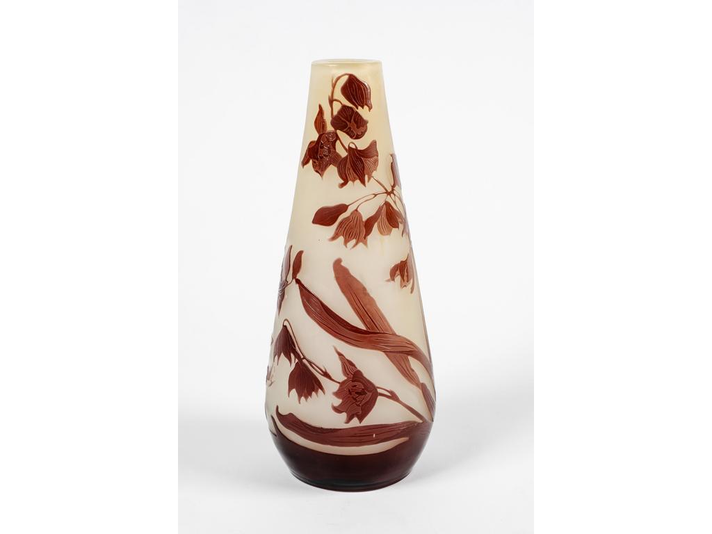 Etablissement GALLE : Vase piriforme en verre multicouche à décor dégagé à l'acide de campanules violettes sur fond blanc. Signé dans le décor. Hauteur : 23 cm.