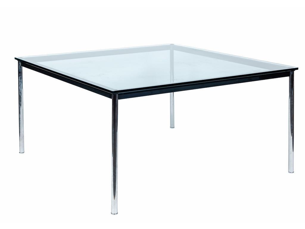 Pierre JEANNERET, Charlotte PERRIAND et (d'après) Le CORBUSIER, Edité par CASSINA : Table modèle LC10 en métal chromé et verre. Marque d'éditeur,  signature à la pointe et numérotée 8182. Dim : 70 x 140 x 140.