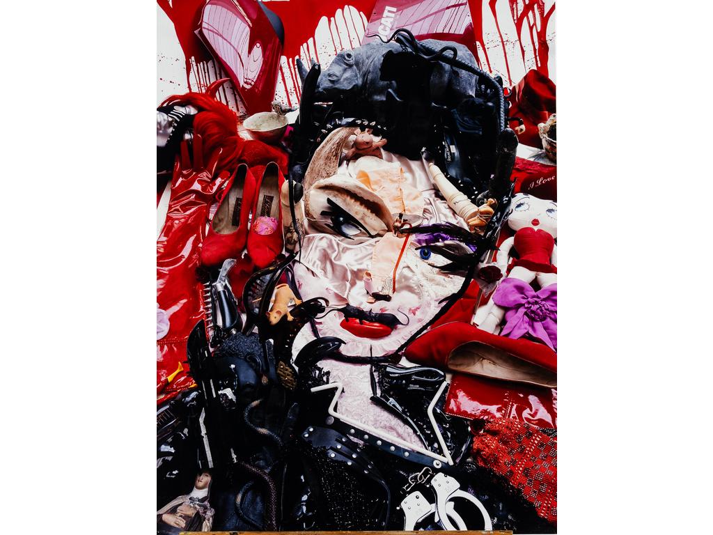 Bernard PRAS (1952) :  Catwoman in red. Tirage couleur sur aluminium Dibond. Signé au revers et n° 11/50. (Frottement au coin inférieur droit). Dim : 80 x 60 cm.