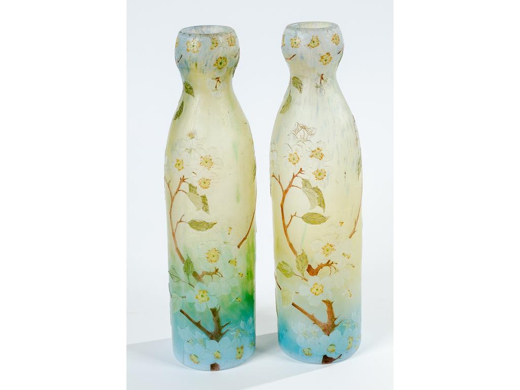 LEGRAS : Paire de jolis vases en verre coloré et gravé à l'acide à décor d'arbres en fleurs. Signés. Bon état. Hauteur : 35 cm.